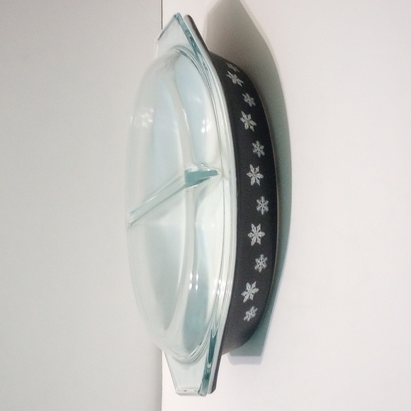 PYREX Cinderella ❄️Snowflake ❄️ Oval Divided Casserole Dish with Lid - Picture 1 of 16